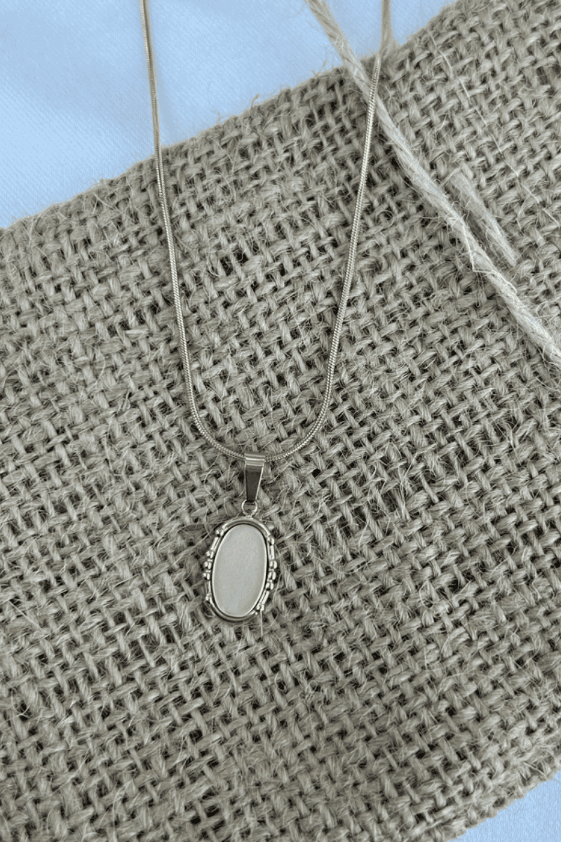 Vintage Model Krem Rengi Plaka Kolye