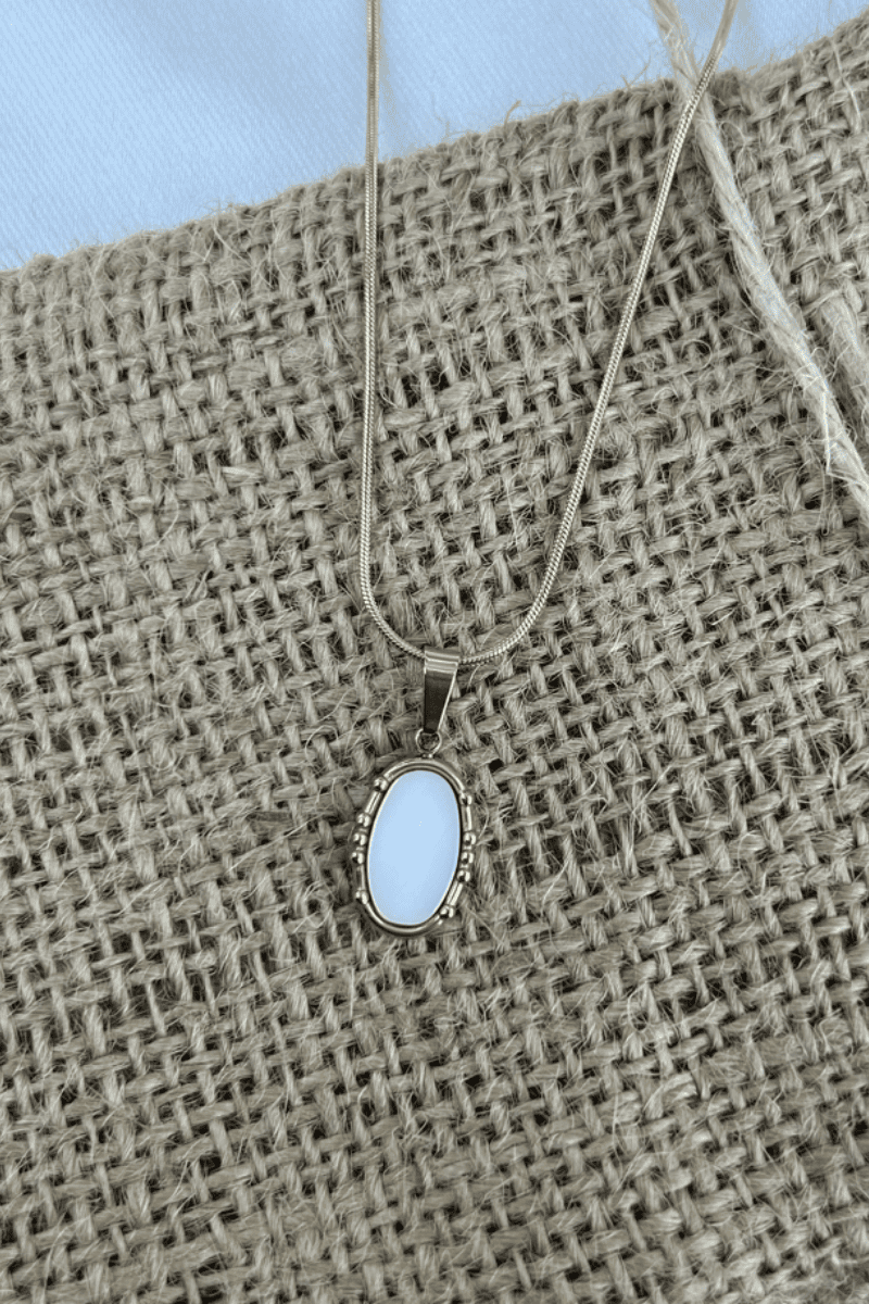 Vintage Model Beyaz Oval Plaka Kolye