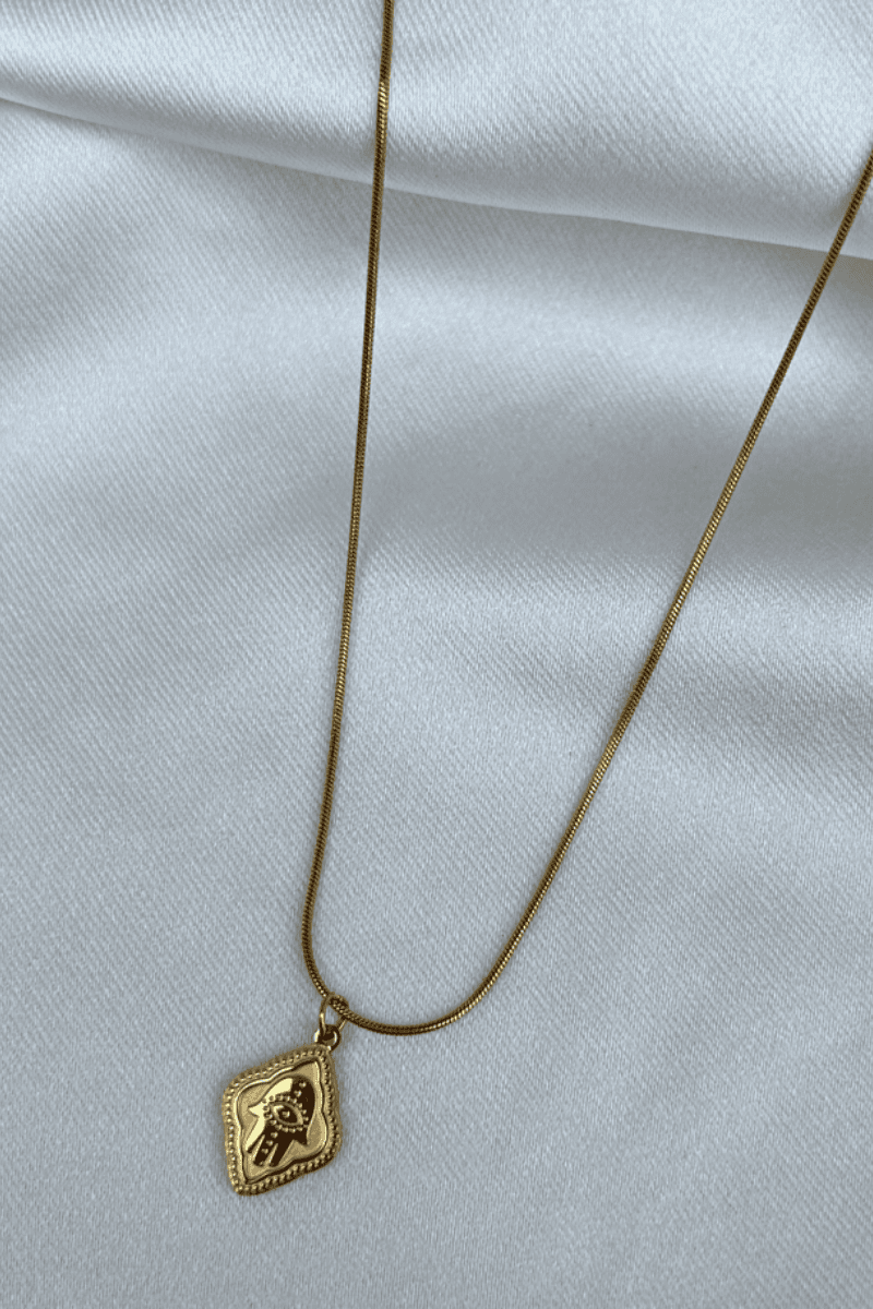 Minimal Model Fatma Ana Eli Plaka Kolye