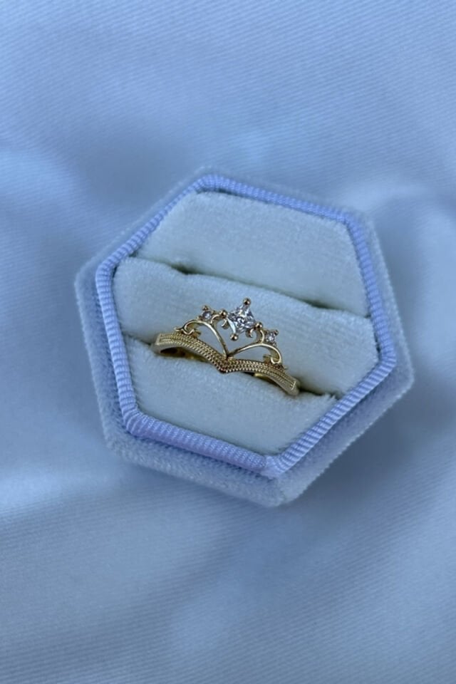 Kristal Taş Detaylı Taç Model Yüzük