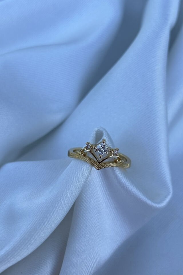 Kristal Taş Detaylı Taç Model Yüzük