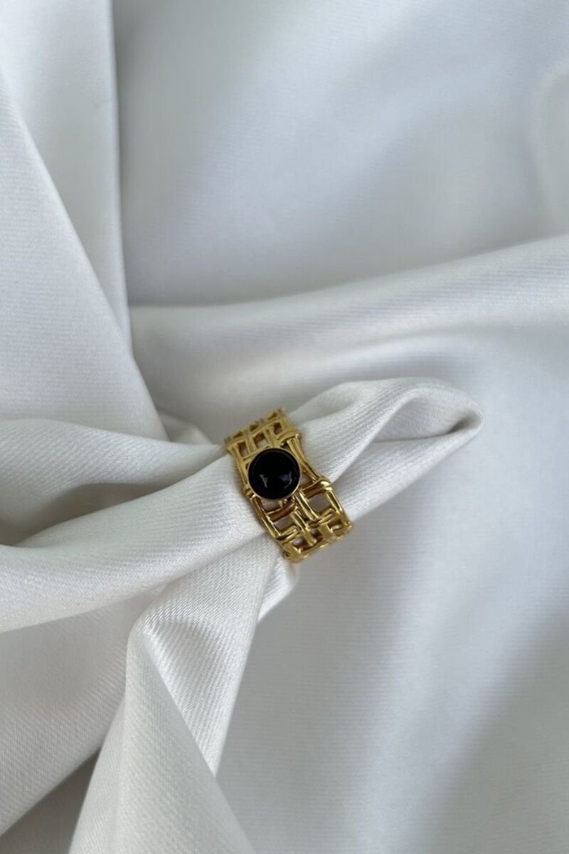 Siyah Taş Detaylı Çizgili Tasarım Model Yüzük