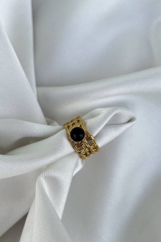 Siyah Taş Detaylı Çizgili Tasarım Model Yüzük