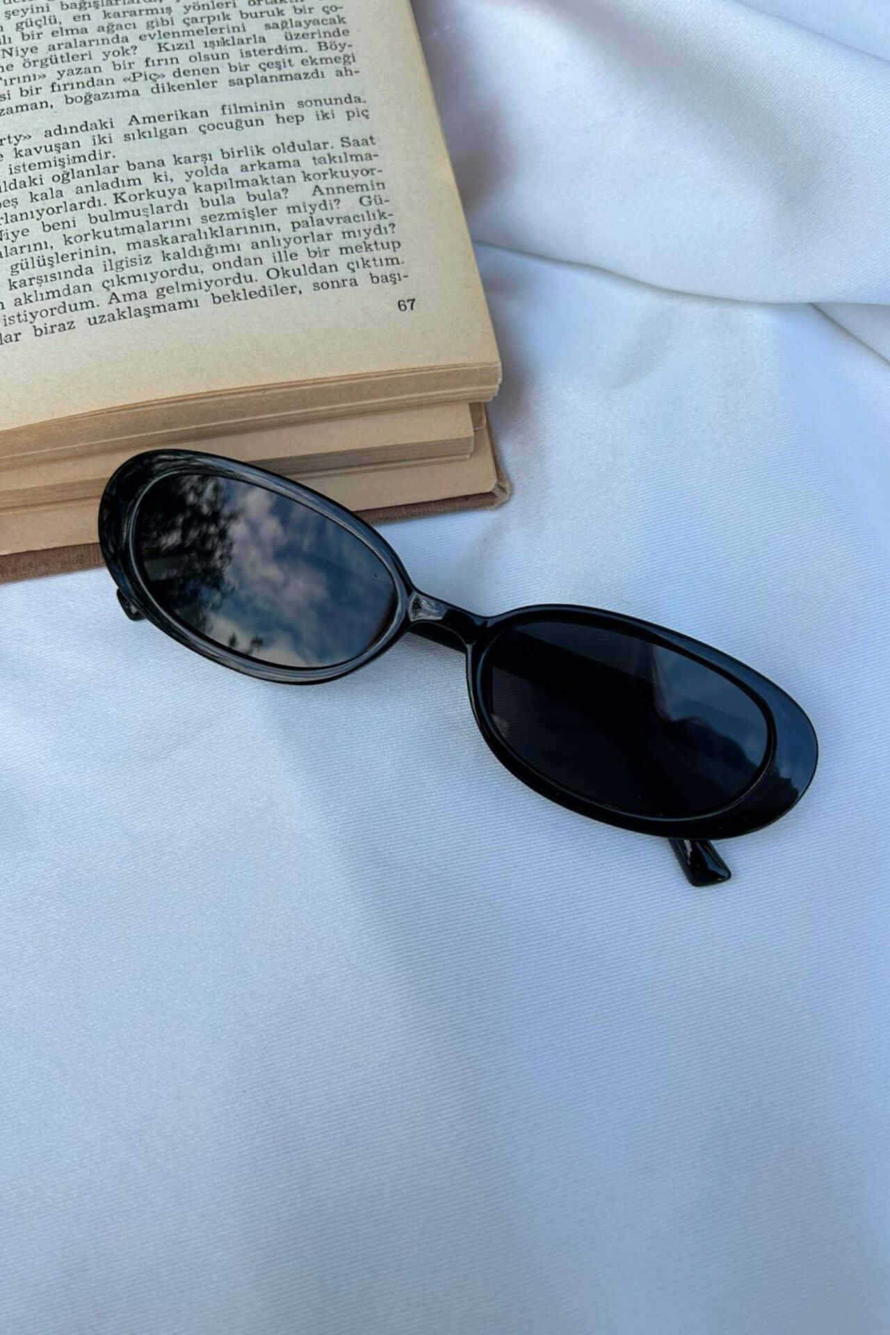 Oval Model Siyah Çerçeveli Güneş Gözlüğü