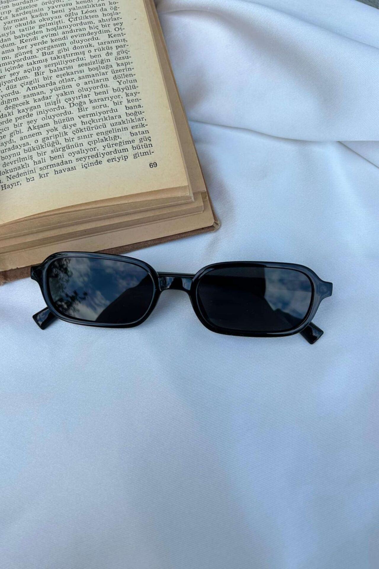 İnce Kenarlı Dikdörtgen Model Siyah Gözlük