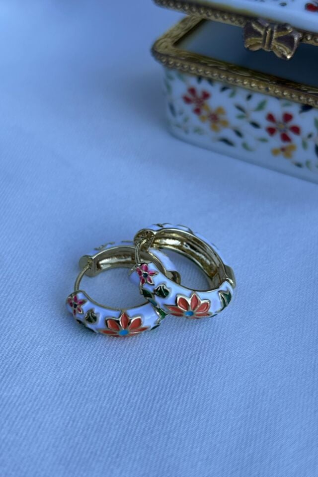 Turuncu Çiçek Detaylı Beyaz Minimal Küpe