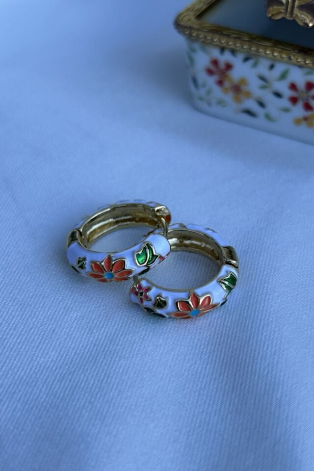 Turuncu Çiçek Detaylı Beyaz Minimal Küpe