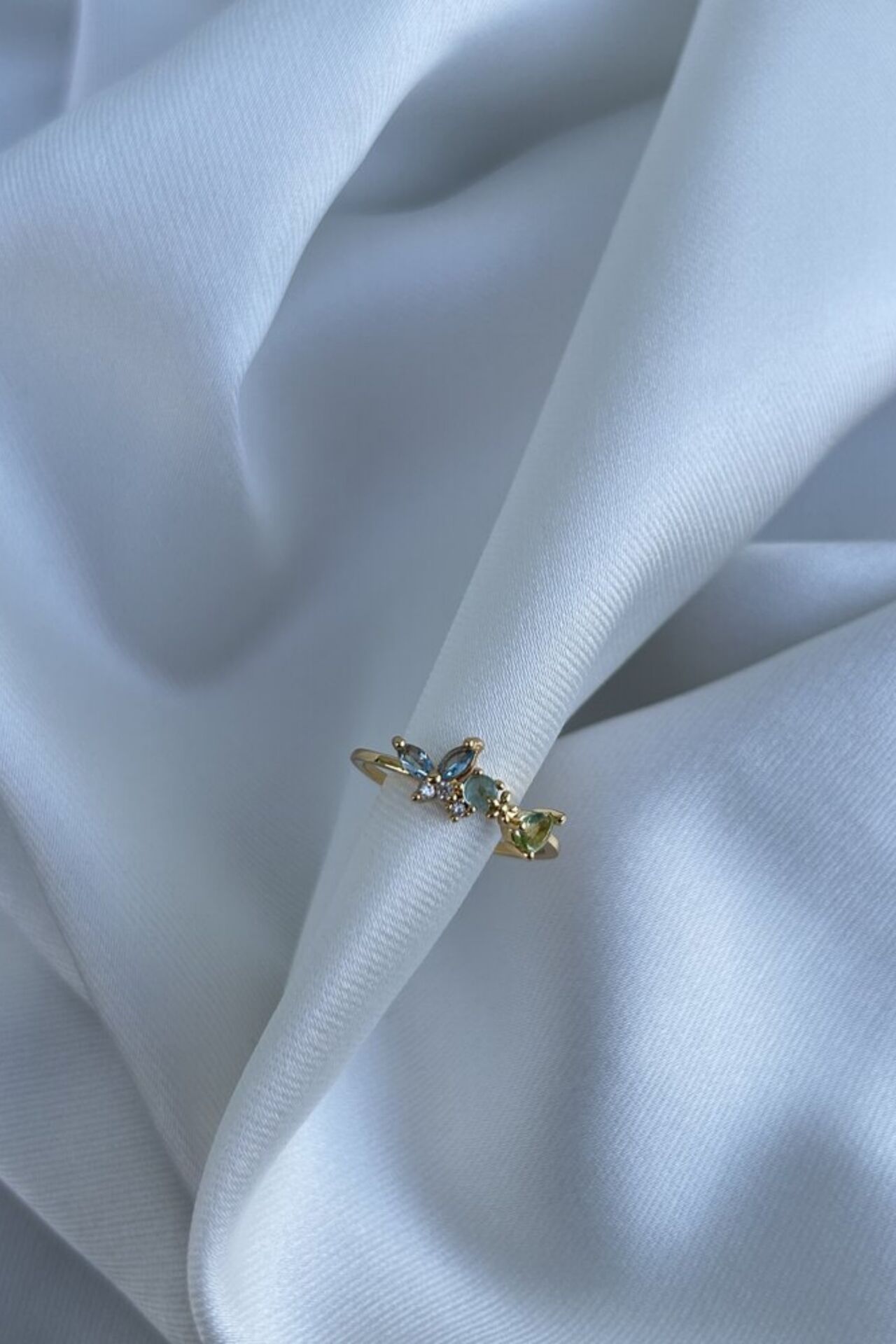 Kelebek Detaylı Renkli Taş Yüzük