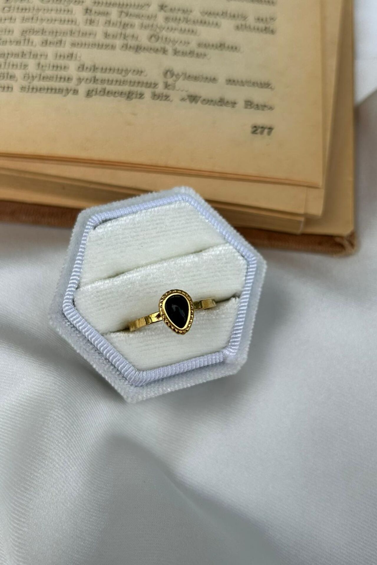 Damla Model Siyah Taş Yüzük