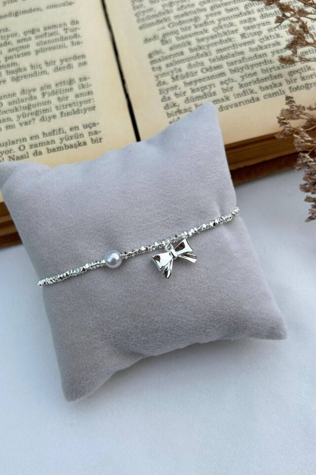 Fiyonk Detaylı Parlak Boncuk Bileklik