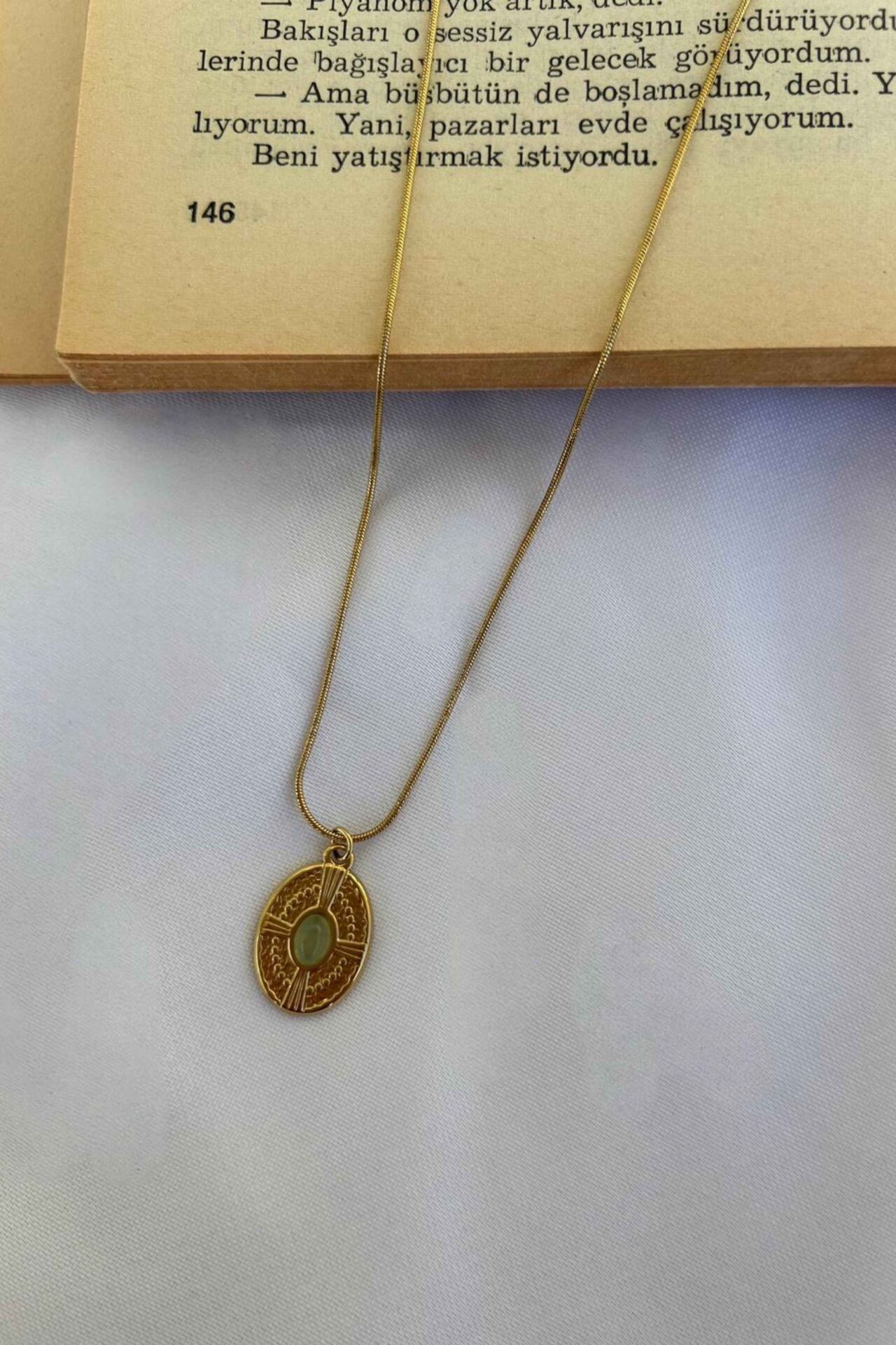 Yeşil taş detaylı oval etnik model kolye