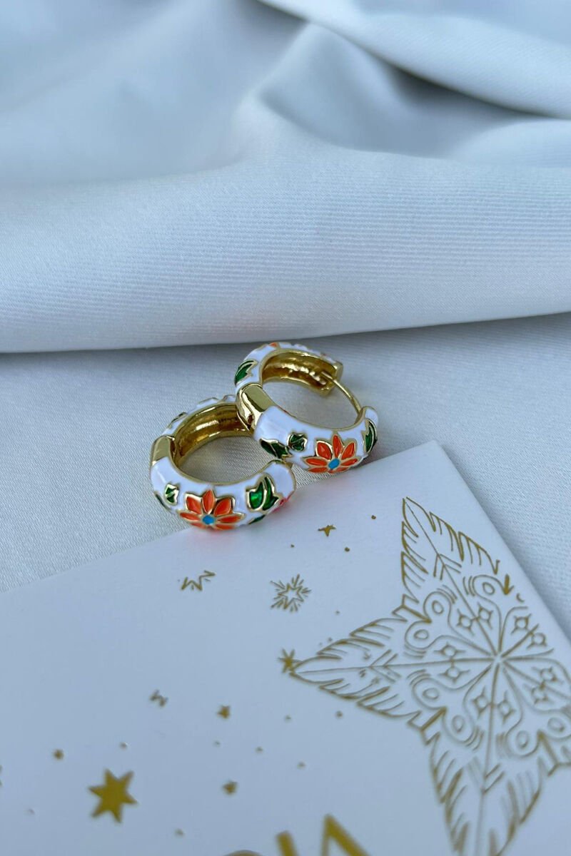 Turuncu Çiçek Detaylı Beyaz Halka küpe