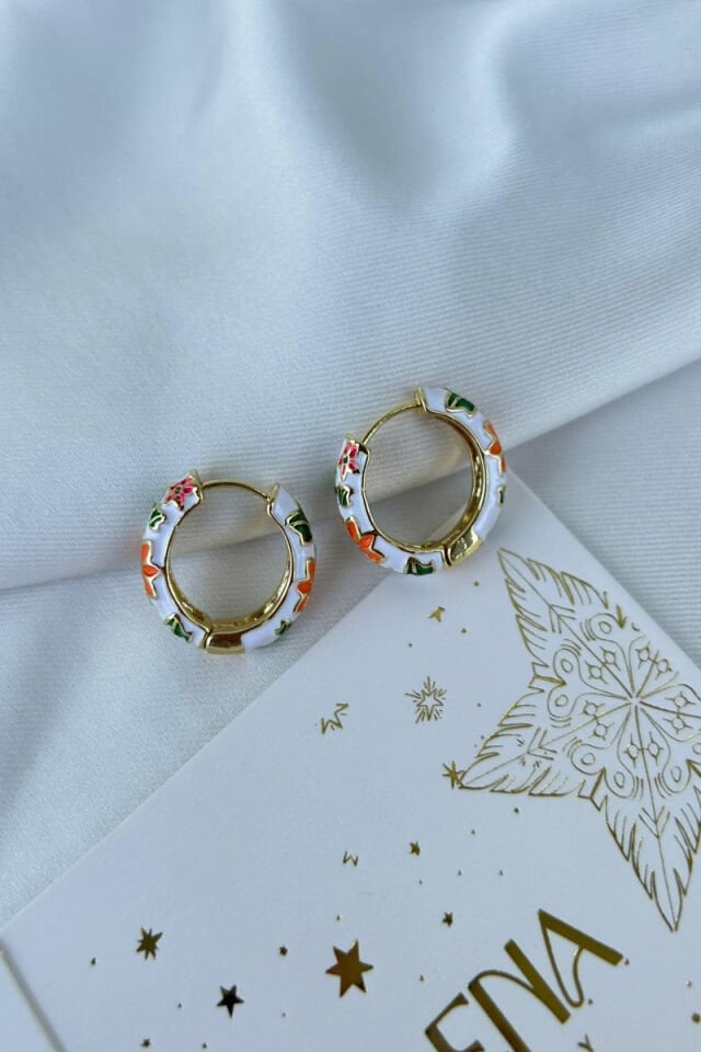 Turuncu Çiçek Detaylı Beyaz Halka küpe