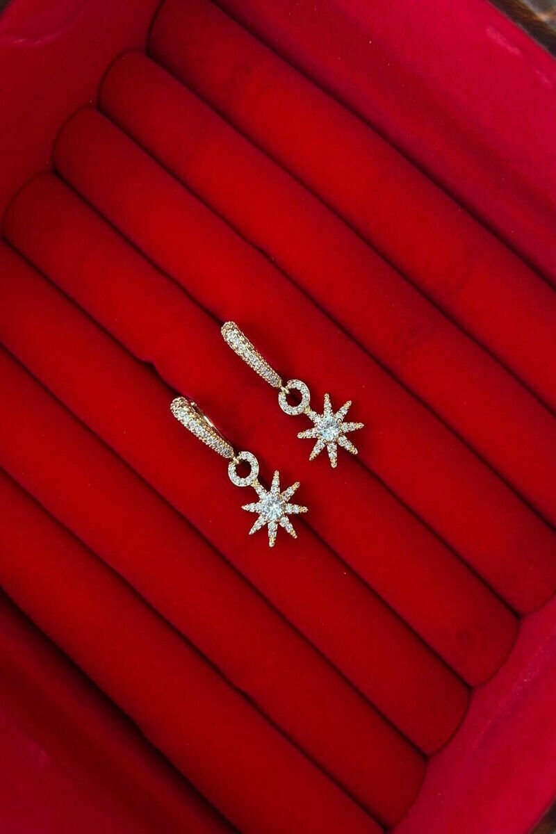 Yıldız Figürlü Sallantılı Küpe