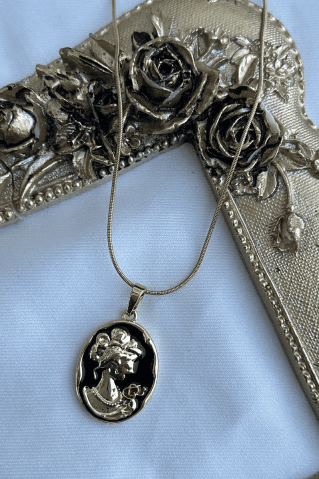 Siyah Plaka Vintage Model Kolye