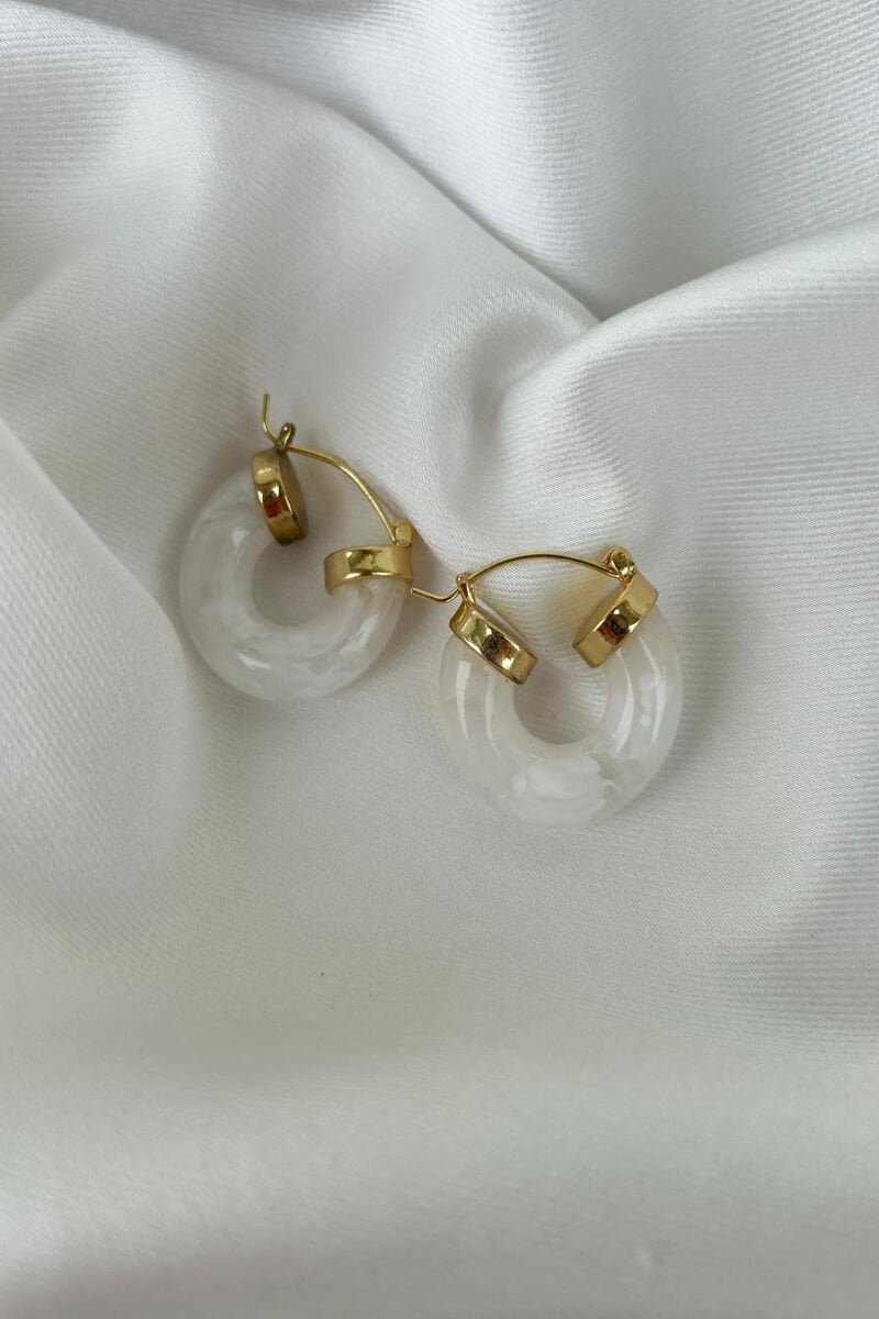 Beyaz Oval Model Küpe