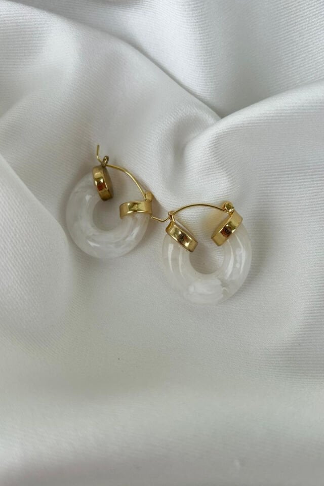 Beyaz Oval Model Küpe