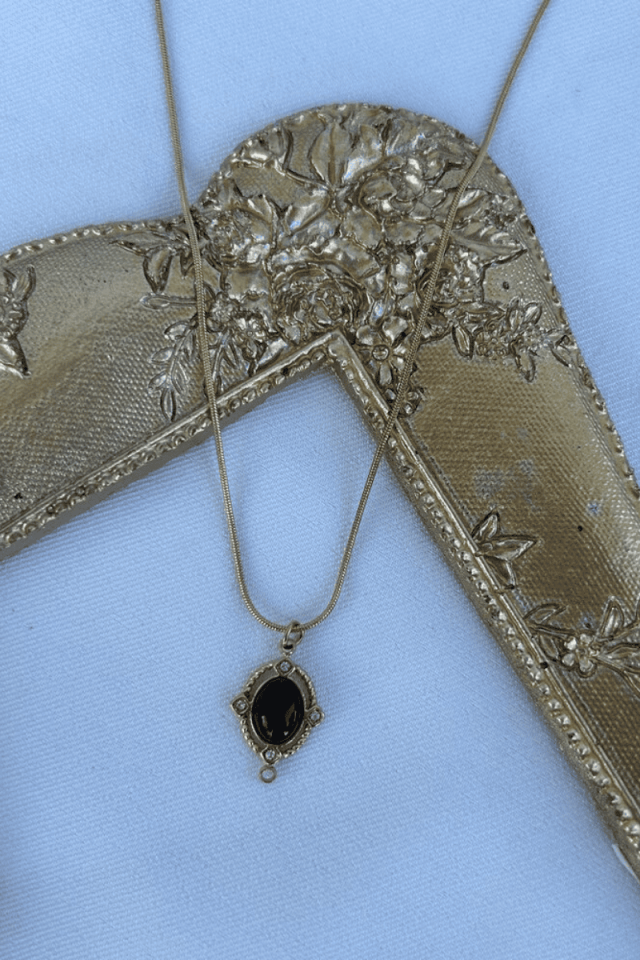 Siyah Taş Detaylı Pusula Model Kolye