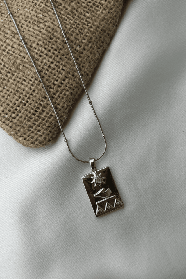 Güneş ve El Detaylı Plaka Kolye (silver)