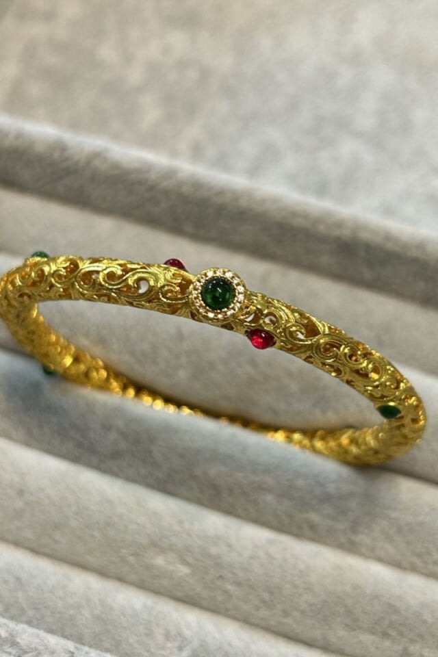 Yeşil Taş Detaylı İşlemeli Tasarım Model Kelepçe