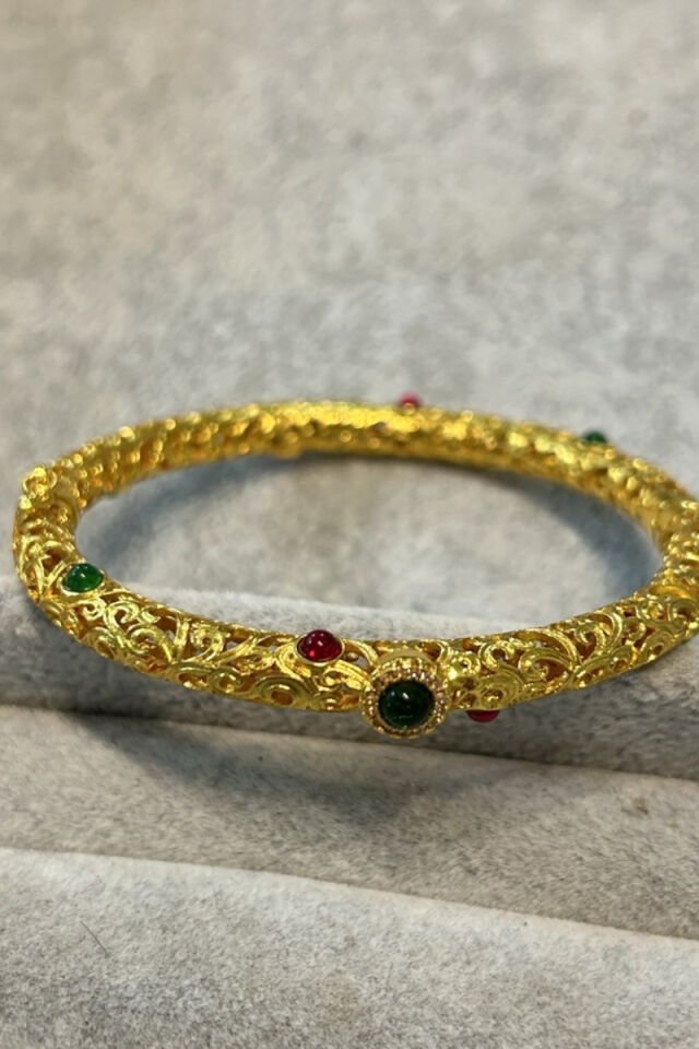 Yeşil Taş Detaylı İşlemeli Tasarım Model Kelepçe