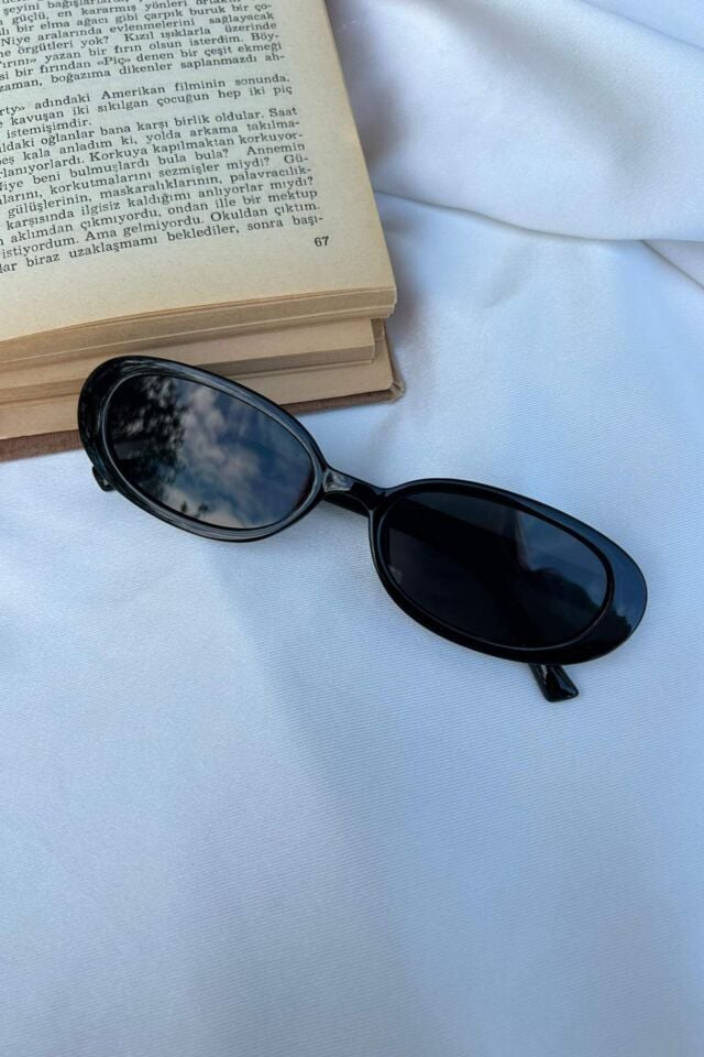 Oval Model Siyah Çerçeveli Güneş Gözlüğü