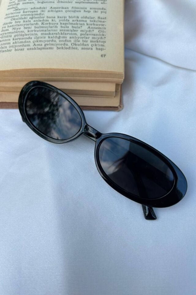 Oval Model Siyah Çerçeveli Güneş Gözlüğü