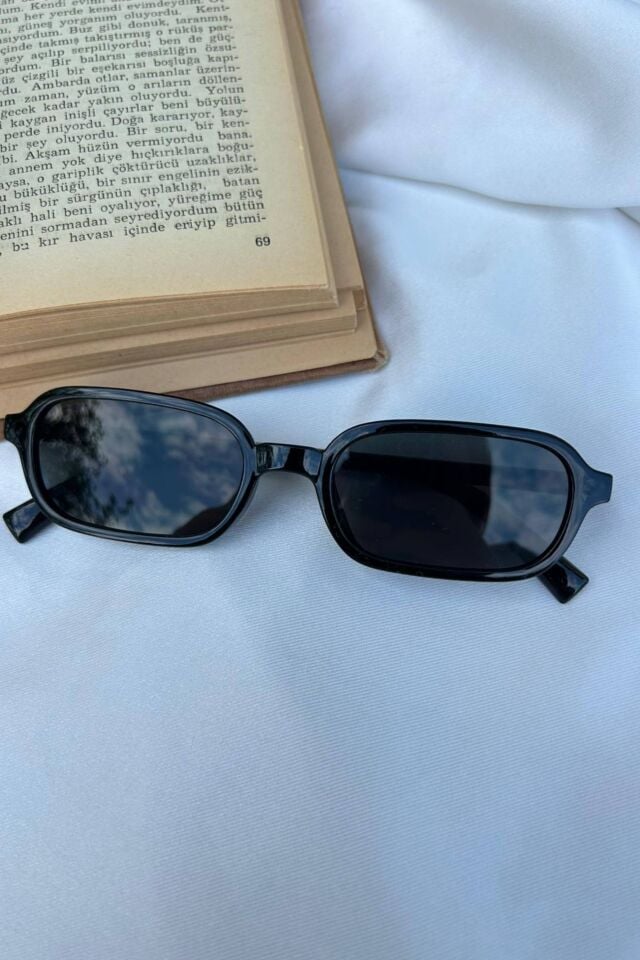 İnce Kenarlı Dikdörtgen Model Siyah Gözlük