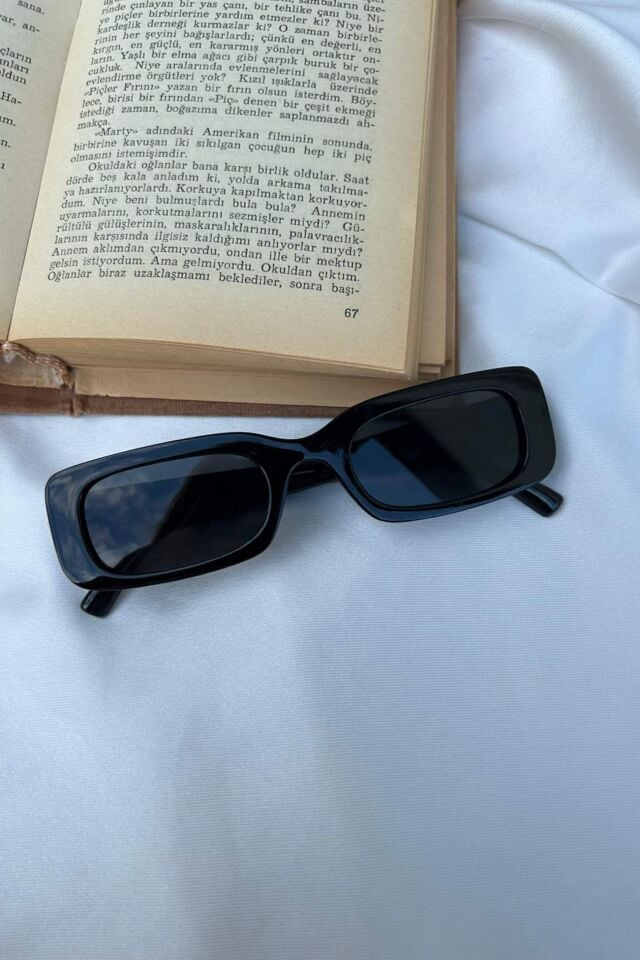 Kalın Kenarlı Dikdörtgen Model Siyah Güneş Gözlüğü