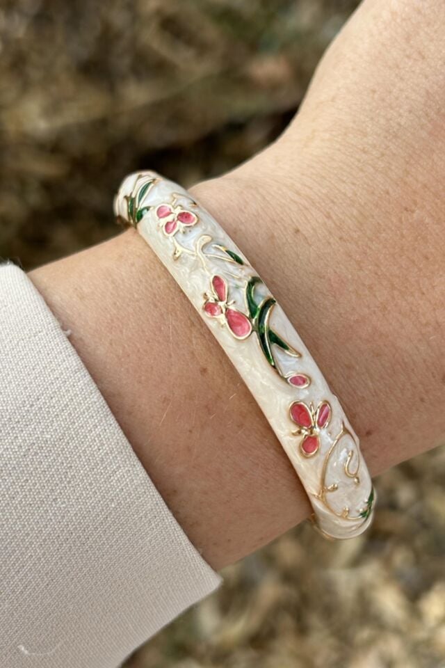 Pembe Çiçek Detaylı Beyaz Mineli Bileklik