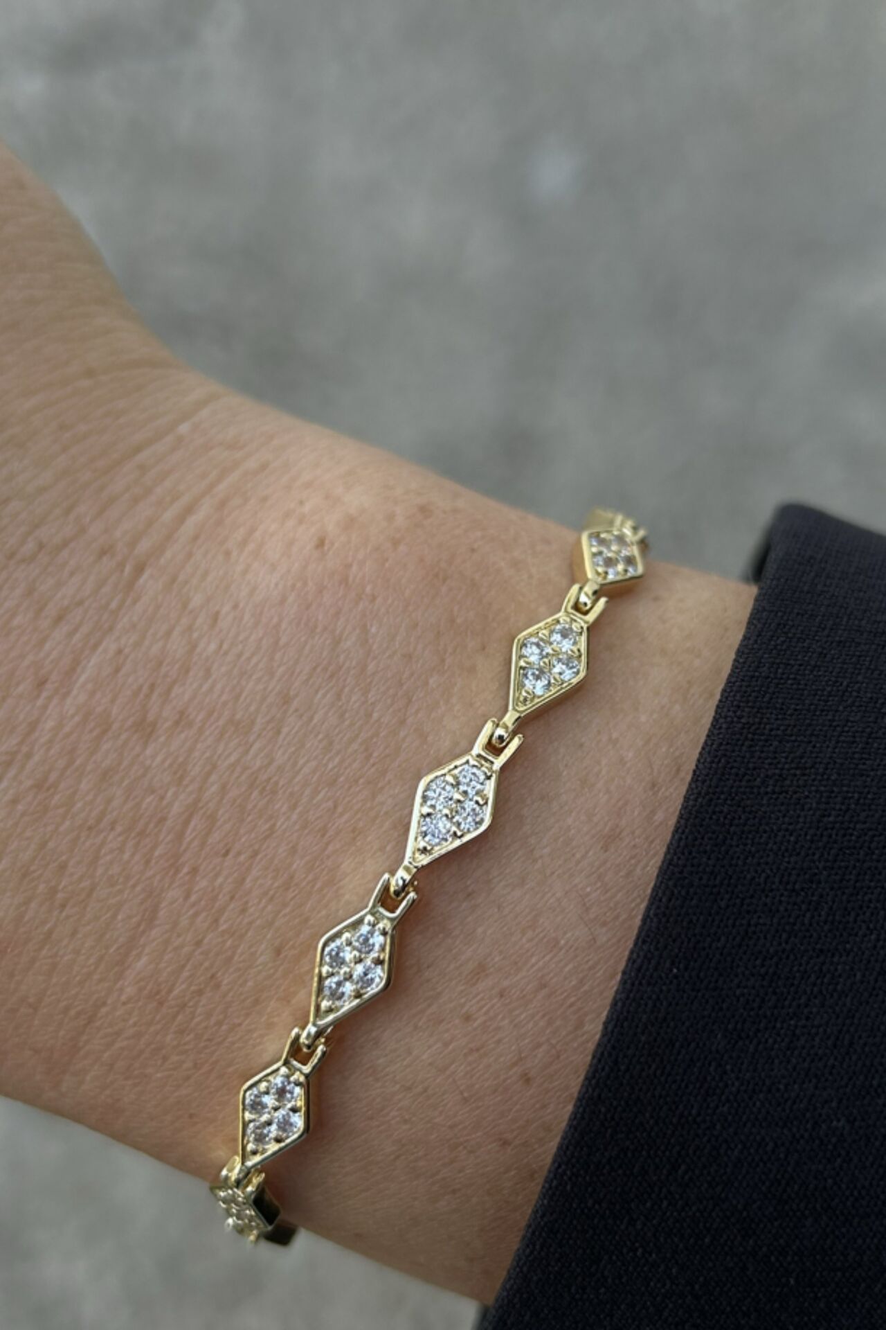 Kristal Taş Üçgen Model Bileklik