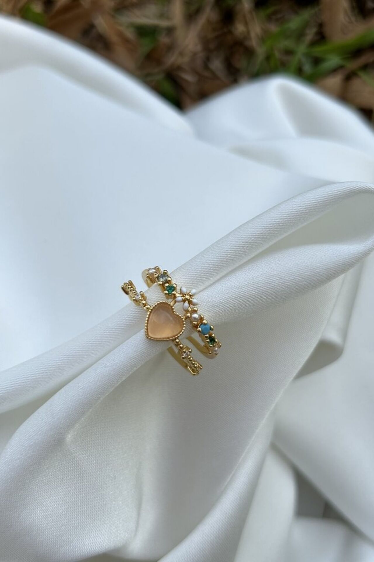 Kalp Detaylı Çok Taşlı Yüzük