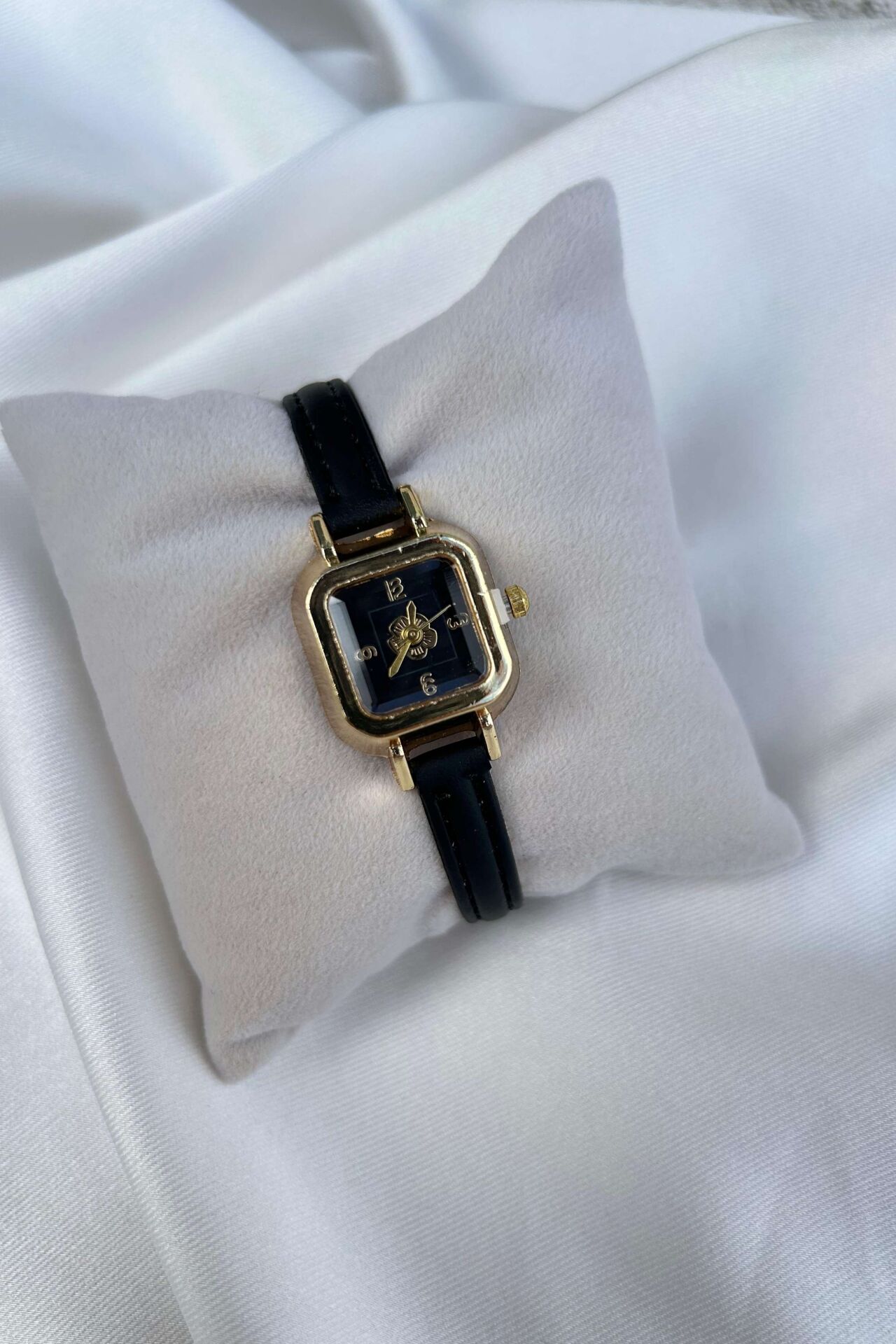 Gül Detaylı Minimal Model Vintage Saat (siyah)