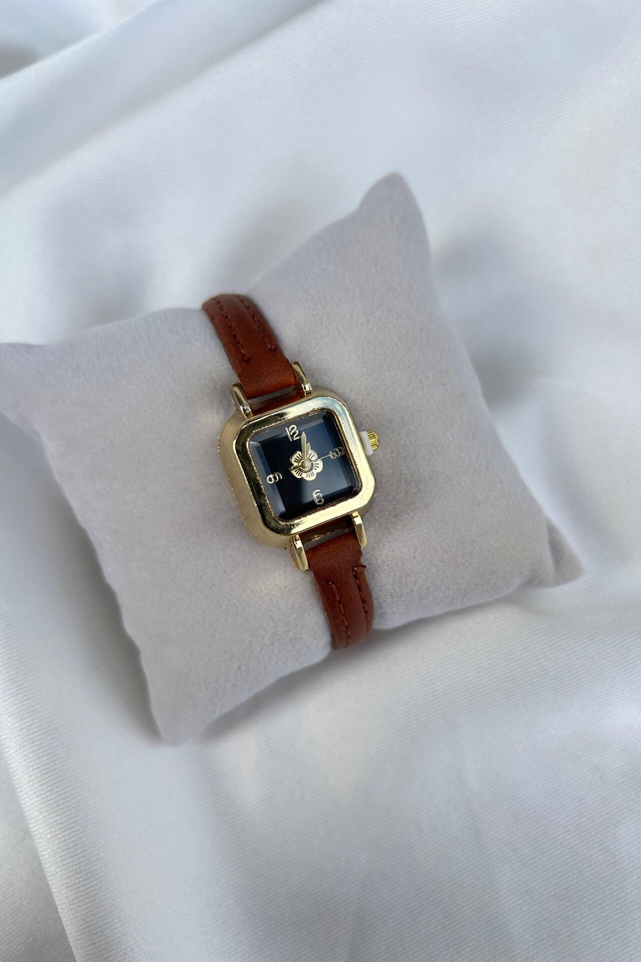 Gül Detaylı Minimal Model Vintage Saat (kahverengi)