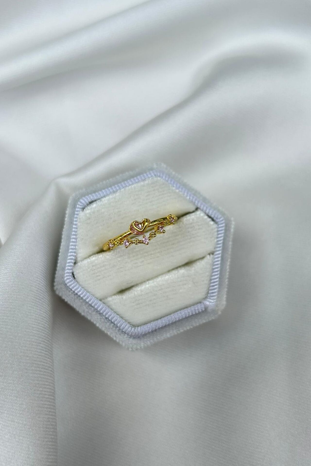 Minimal Model Pembe Taş Detaylı Yüzük