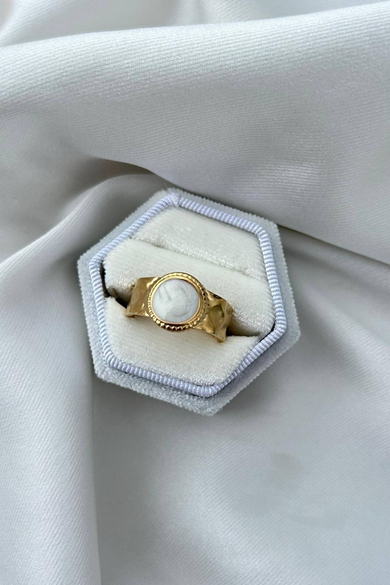 Beyaz Sedef Mineli Yüzük