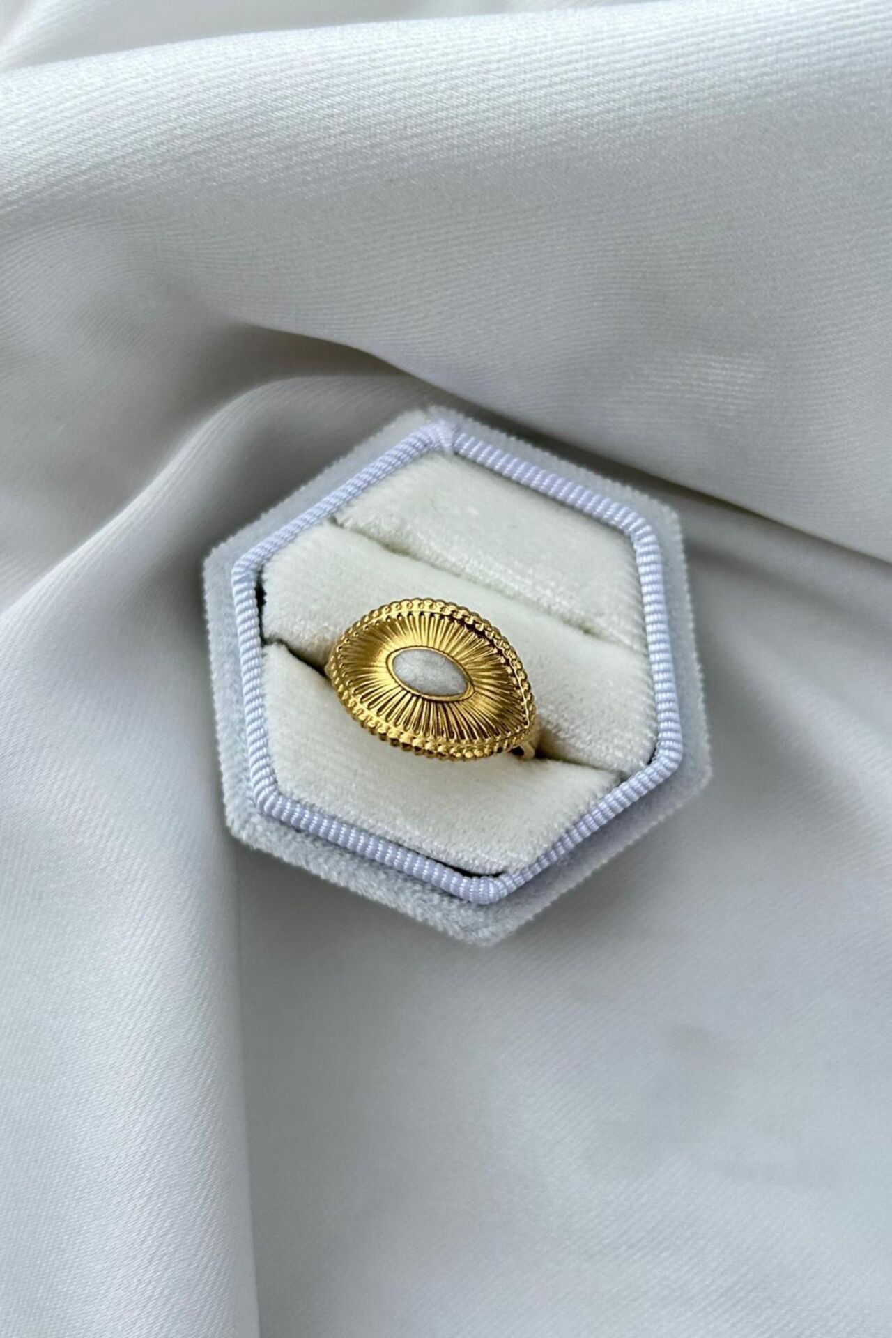 Etnik Model Beyaz Detaylı Oval Yüzük