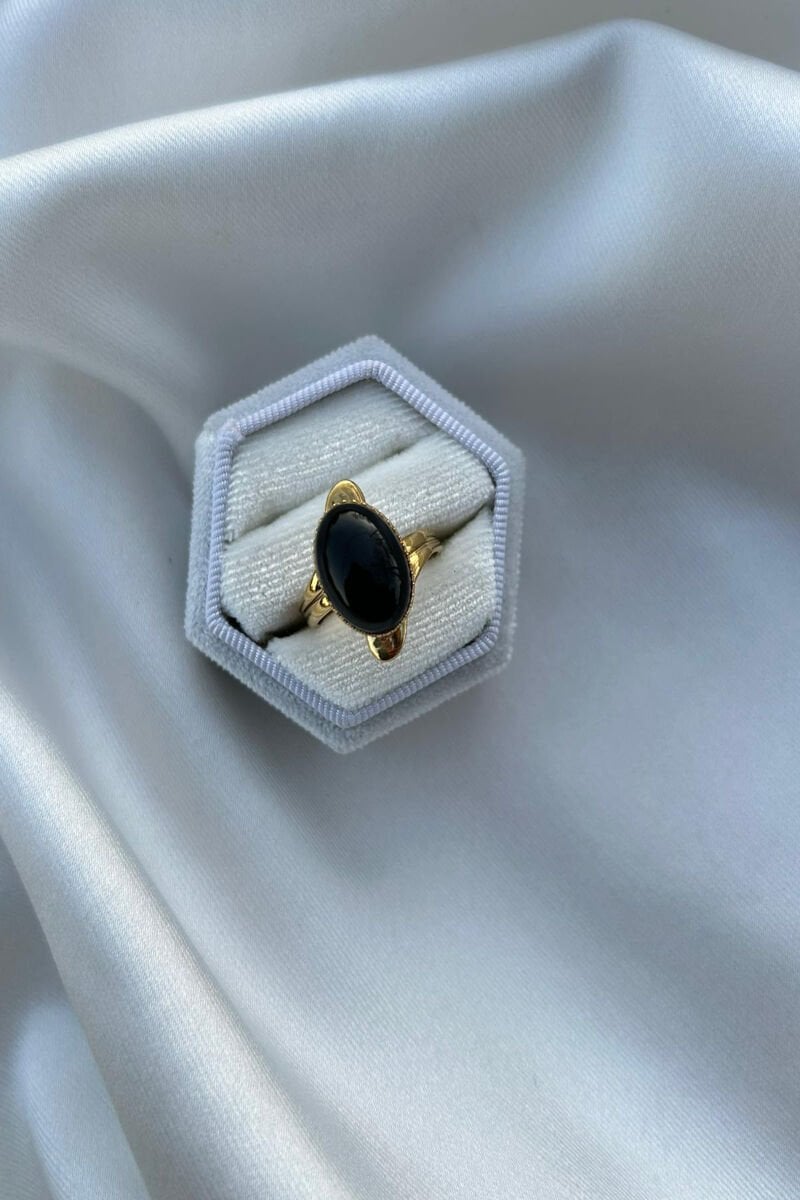 Büyük Siyah Taş Tasarım Yüzük