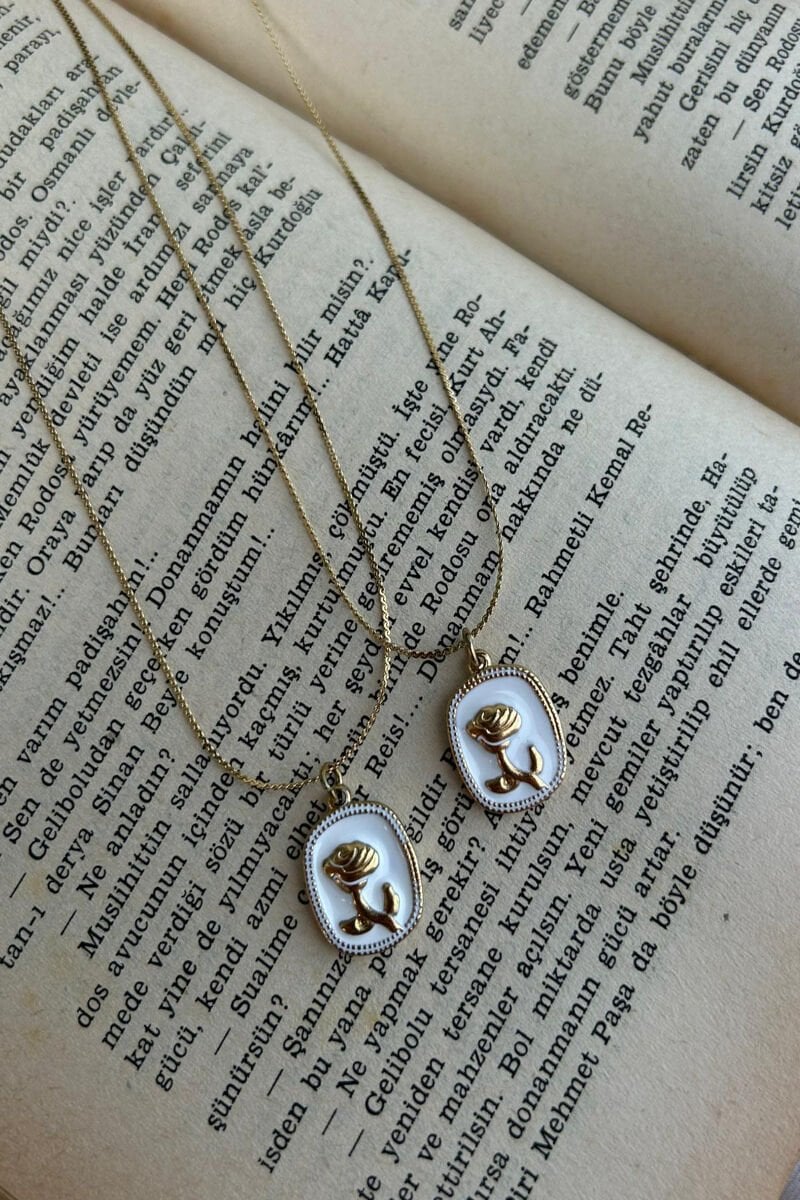 Gül Detaylı Beyaz Plaka Model Kolye