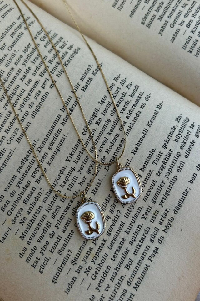 Gül Detaylı Beyaz Plaka Model Kolye