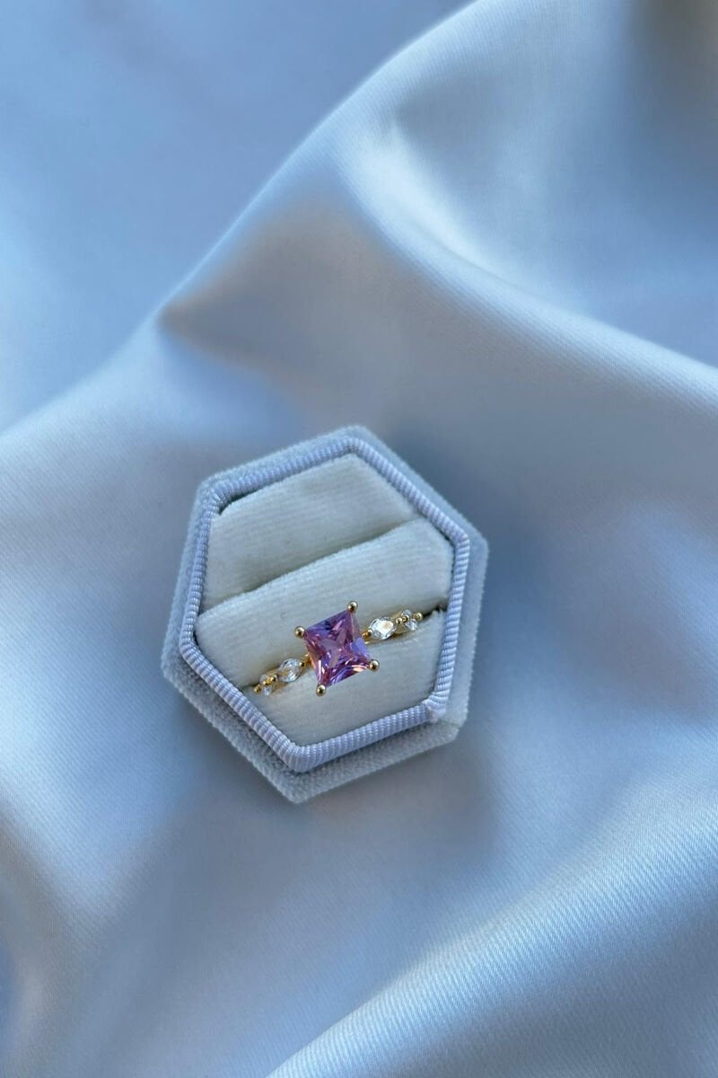 Kare Model Pembe Taş Detaylı Tasarım Yüzük