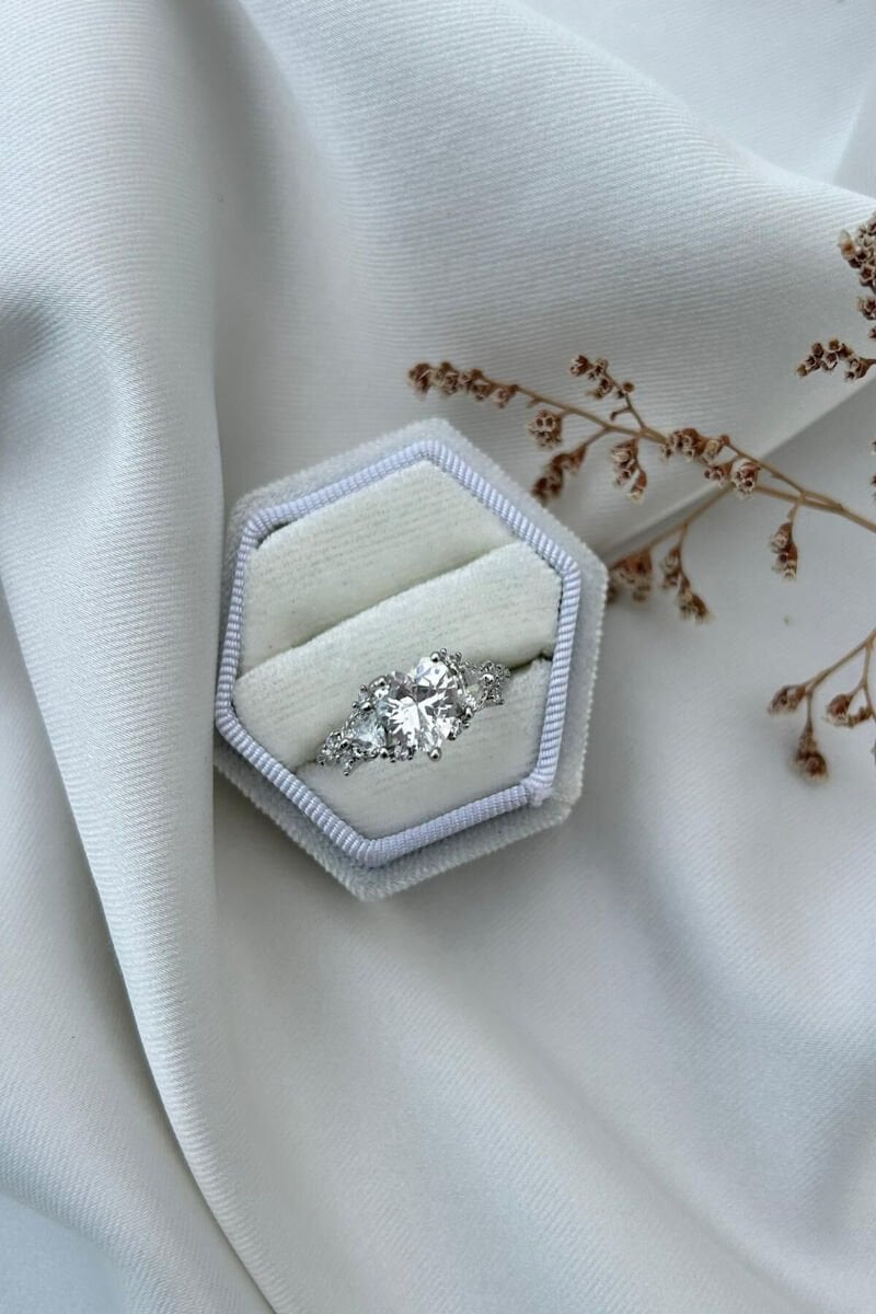 Büyük Kristal Taş Kalp Tasarım Yüzük