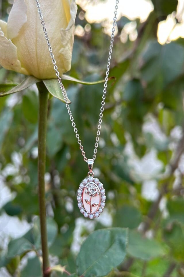 İnci Detaylı Gül Model Plaka Kolye(Silver)