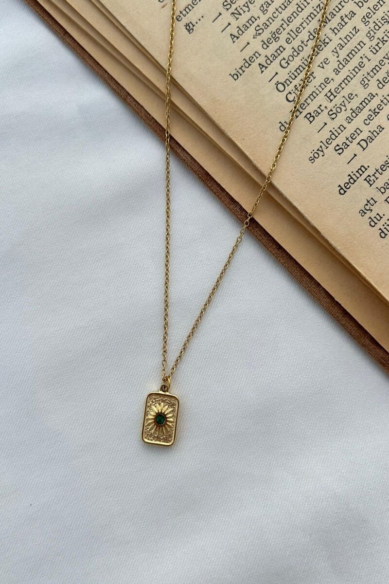 Yeşil Taş Güneş Detaylı Plaka Kolye