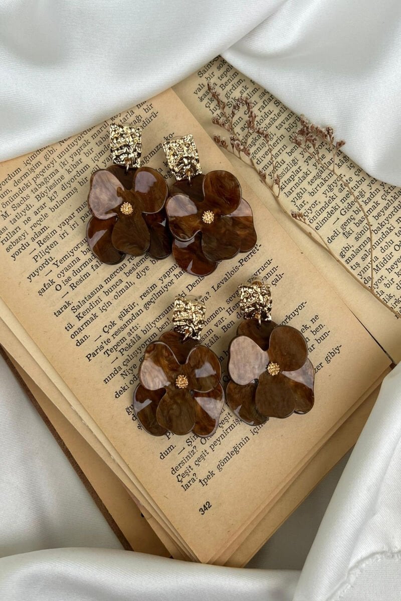 Kahverengi Büyük Çiçek Model Küpe