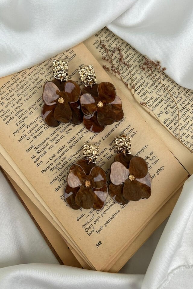 Kahverengi Büyük Çiçek Model Küpe