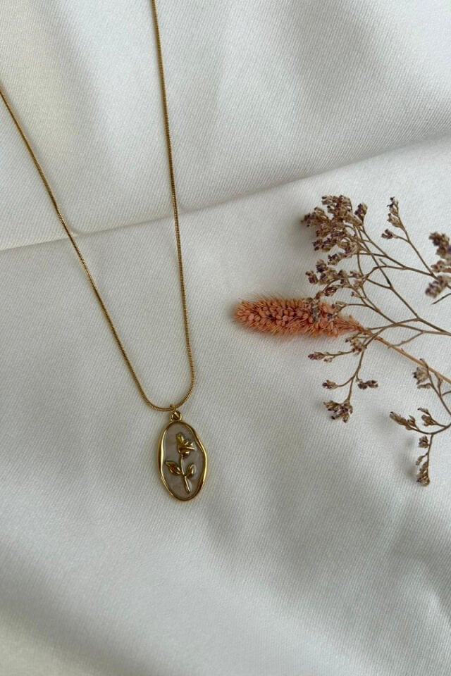 Gül Detaylı Beyaz Plaka Kolye