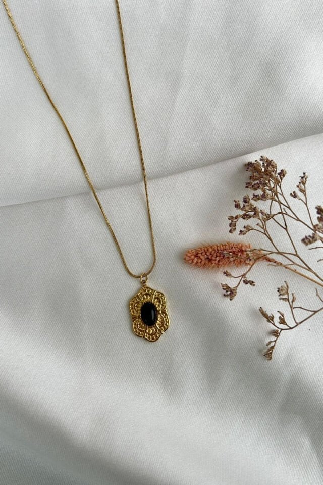 Siyah Taş Vintage Model Tasarım Kolye