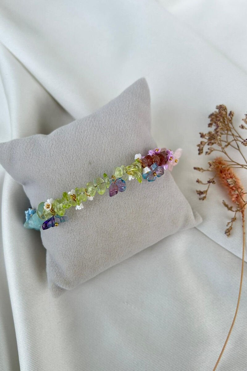 Kelebek Detaylı Renkli Taş Model Bileklik