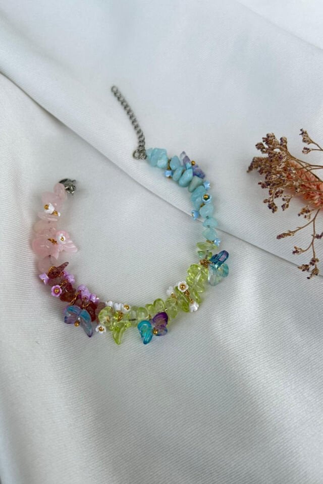 Kelebek Detaylı Renkli Taş Model Bileklik